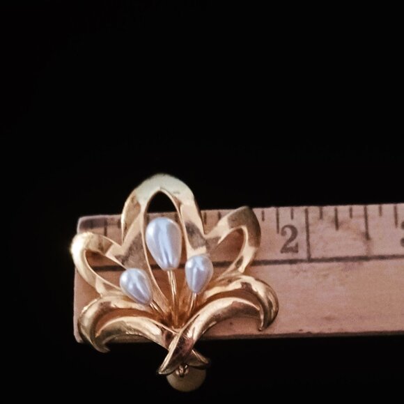 Napier Faux Pearl & Gold Tone Brooch Signed - Picture 5 of 5